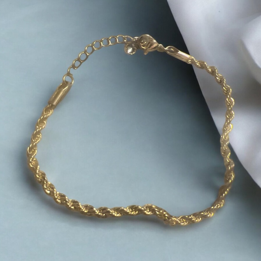 Elegant Gold Twist Bracelet